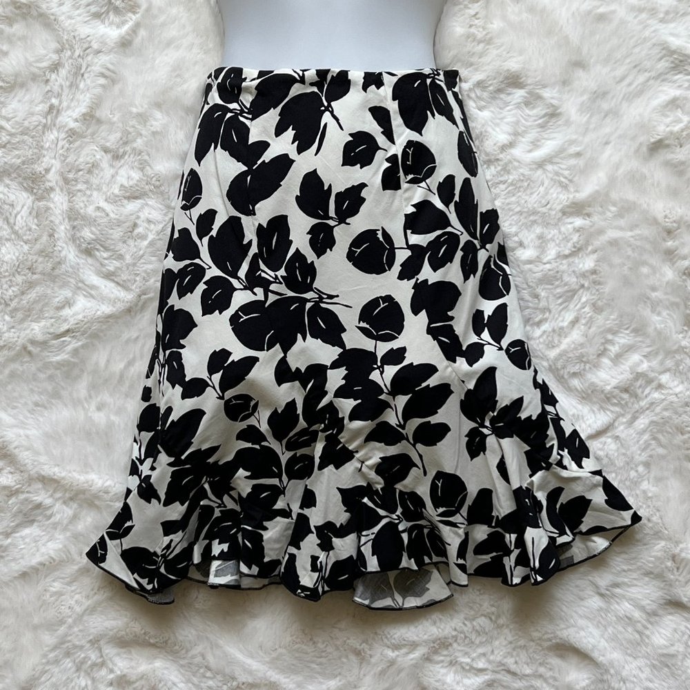 White House Black Market Black & White Floral Skirt Size 2 NWT